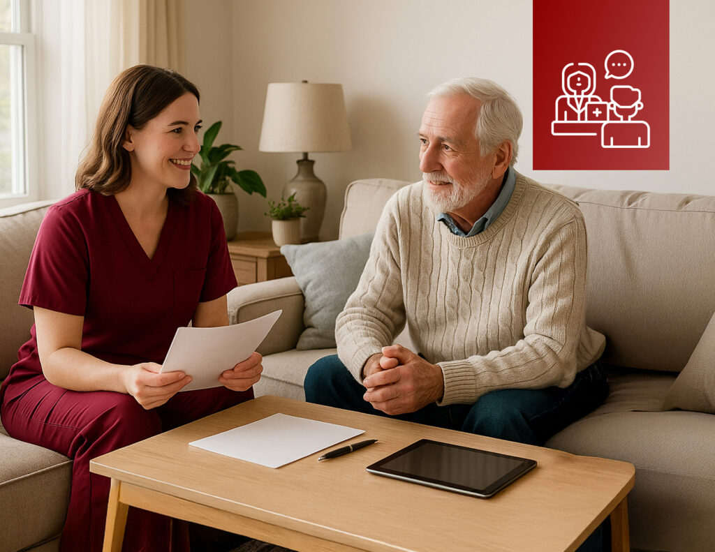 Pflegefachkraft in bordeauxfarbener Arbeitskleidung führt ein Beratungsgespräch mit einem älteren Mann in dessen Wohnzimmer und erklärt Unterlagen – Symbol für persönliche, vertrauensvolle Pflegeberatung im häuslichen Umfeld.